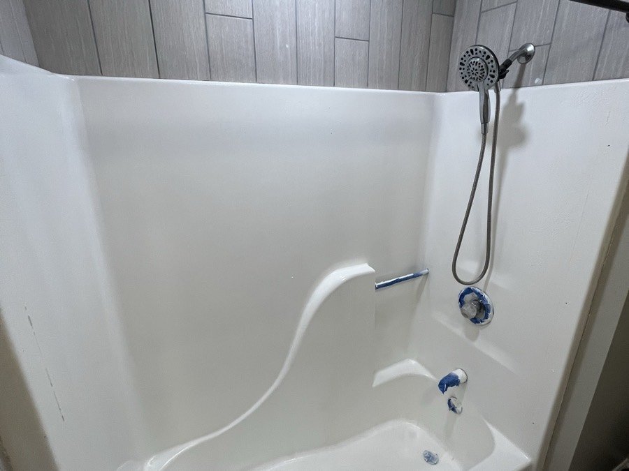 Tub and shower surround cleaned and descaled